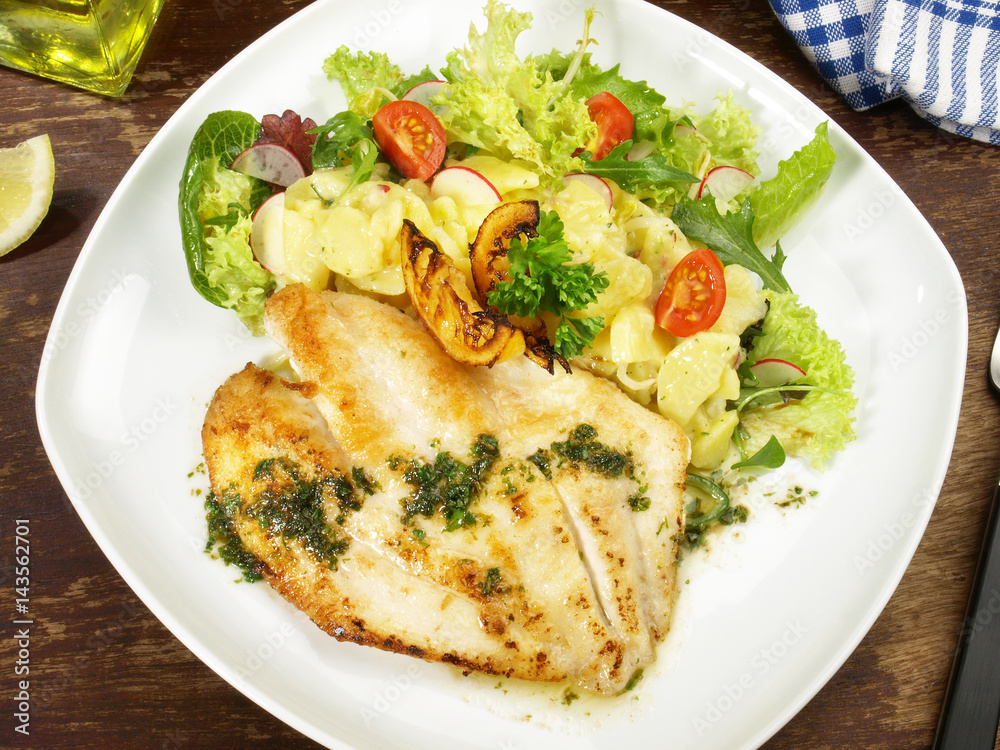 Fischfilet gebraten mit Kartoffelsalat Fischfilet gebraten mit Kartoffelsalat