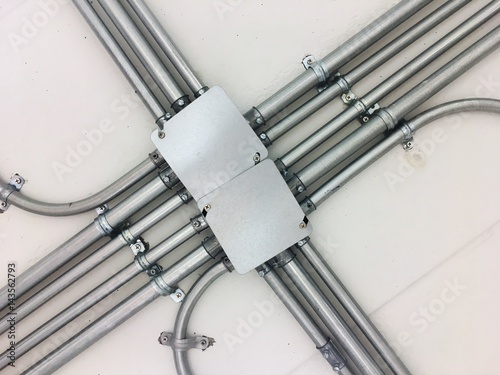Metal electric box connection on ceiling
