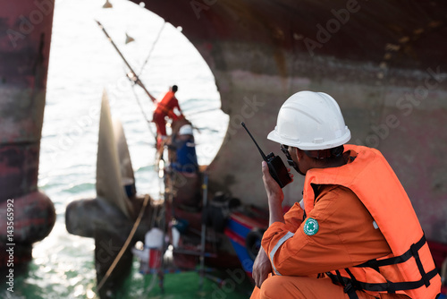 foreman control reparing vessel