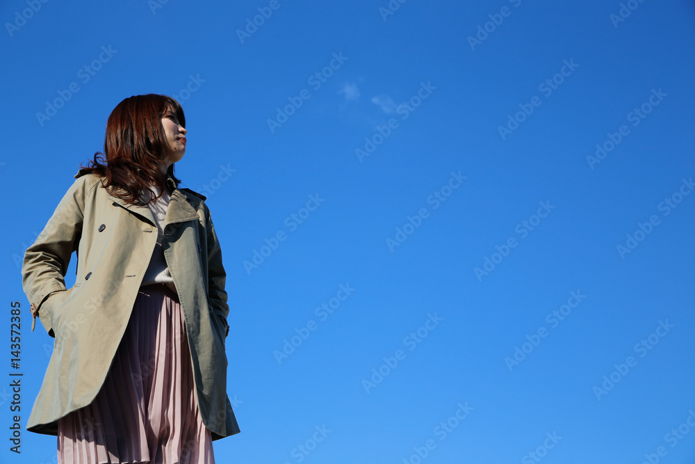 Naklejka premium young woman blue sky.