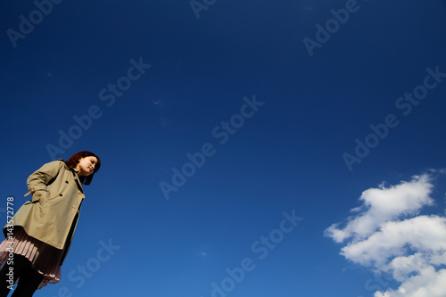 young woman blue sky. © lansa