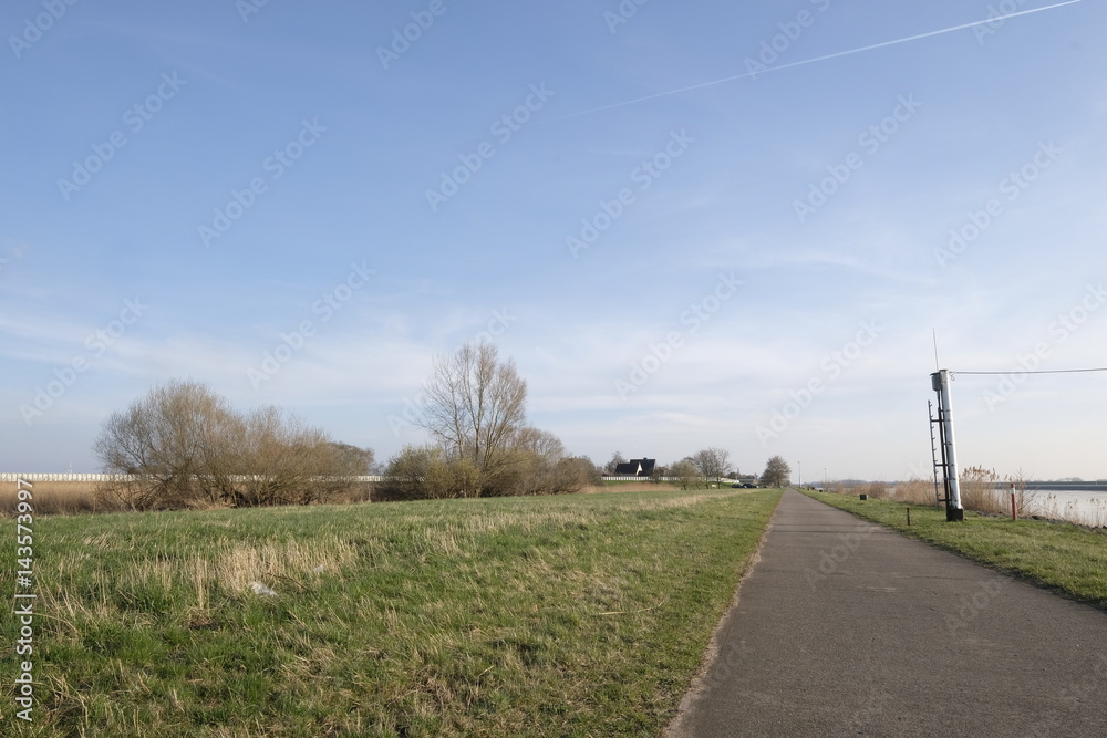 An der Weser in Bremen im Frühling