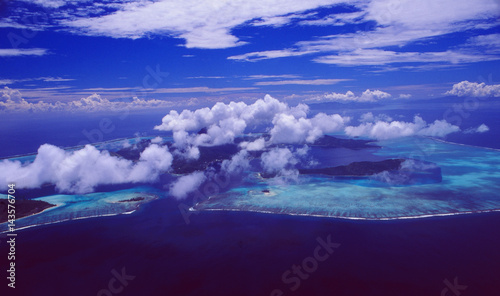 S  dsee  Luftaufnahme der Insel Bora Bora in Franz  sisch Polynesien