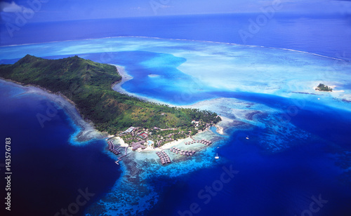Südsee: Eine Korallenbank mit einem Luxusresort auf Bora Bora