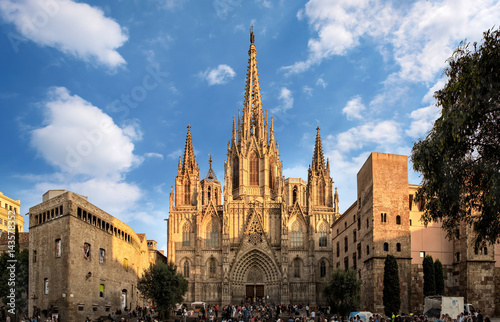 Barcelona Hiszpania, Wrzesień, - 25, 2015: Katedra Święty krzyż i święty Eulalia w Barcelona, ​​Hiszpania przy zmierzchem. Niezidentyfikowane osoby obecne na zdjęciu.