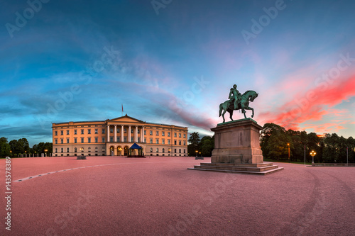 Obraz na płótnie Panorama of the Royal Palace and Statue of King Karl Johan at Sunrise, Oslo, Norway w salonie