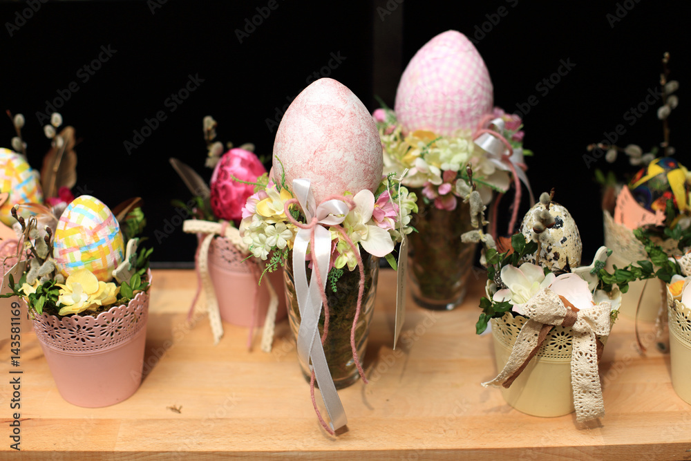 Jajka Wielkanocne w wazonach i kolorowych wiankach. - obrazy, fototapety, plakaty 