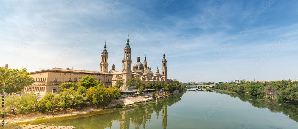 Obraz premium El Pilar panorama, Zaragoza. Spain
