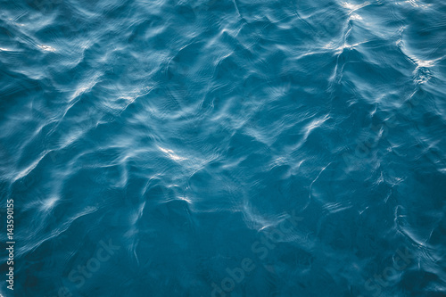 Волны на поверхности лазурной воды Красного моря, Египет