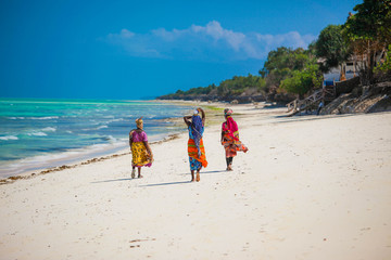 Fototapete Sansibar Drei Frauen am Strand von Jambiani  © margo1778