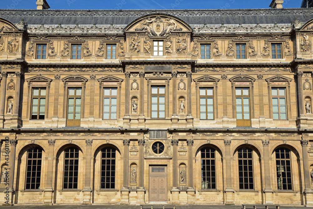Façade cour Carrée du Louvre à Paris, France