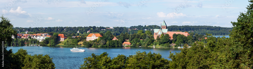 Panoramablick auf die Dominsel von Ratzeburg im norddeutschen Schleswig-Holstein