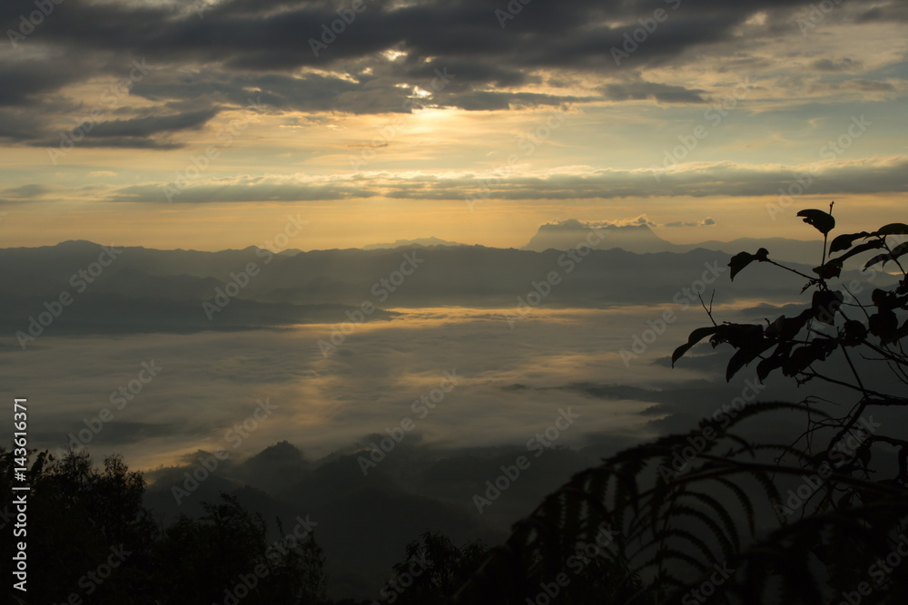 Obraz premium Sea Of Mist With Doi Luang Chiang Dao, View Form Doi Dam in Wianghaeng Chiangmai Thailand