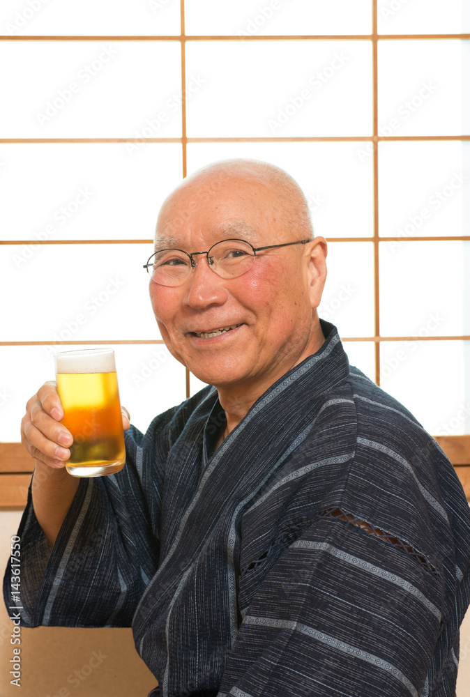 和室でビールを飲むシニア