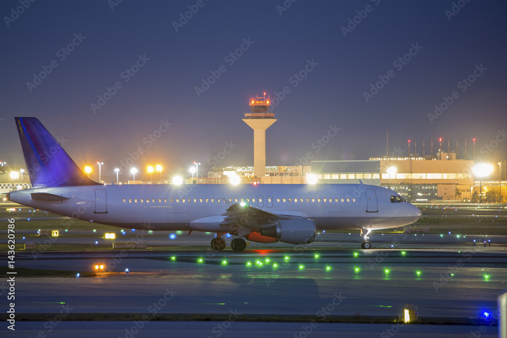 Obraz premium airplane starting at an airport at night