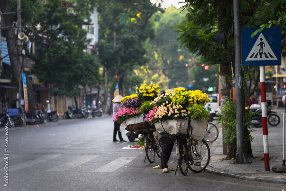 Hanoi street with flower vendors - obrazy, fototapety, plakaty 