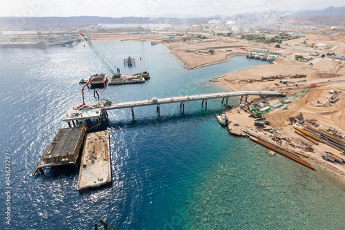 Foto Aqaba, Jordan, 10/10/2015, Metal and concrete Jetty foundation construction at t