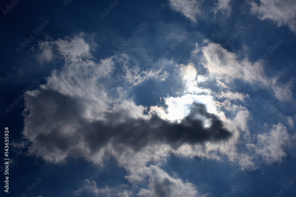 青空と雲に隠れた太陽「空想・後光に浮かび上がる雲のモンスター」