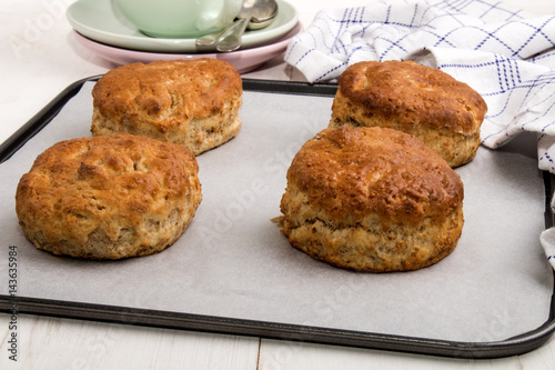 Φωτογραφία warm wheaten scone on baking tray