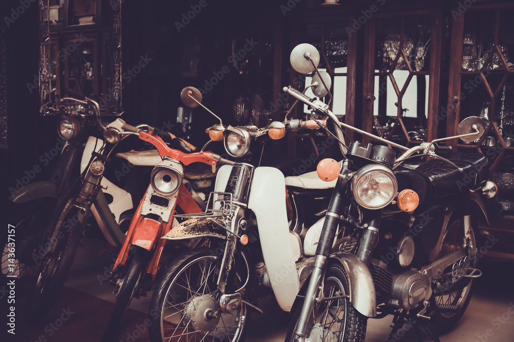 Naklejka premium Stary i klasyczny motocykl zaparkowany w garażu. Efekt tonacji w stylu vintage.