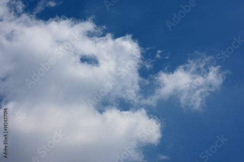 青空と雲「メルヘン・モンスターの子育て・子供（小さい雲の左側に顔）を口からはぎだす親モンスター」または、「空想・火を吐くモンスター」・ © Ryuji