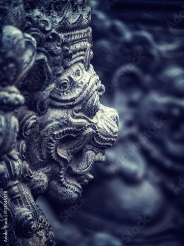 Gardian statue at the Bali temple entrance © Netfalls