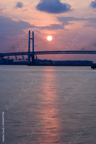 横浜の夜明けの橋