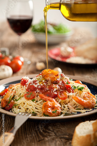 Shrimps auf Spaghetti mit Olivenöl