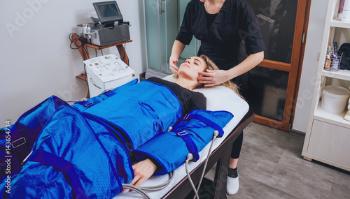 Fotografi Pressotherapy machine on woman in beauty center