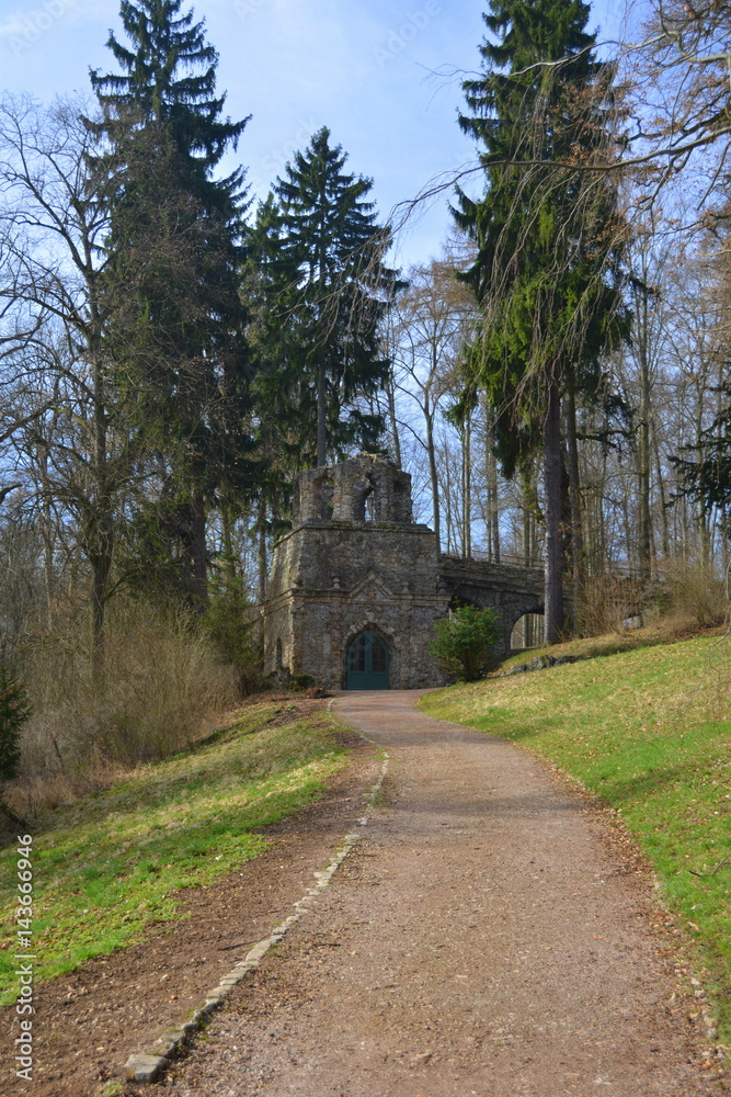 Blick zur künstlichen Ruine im Park Belvedere