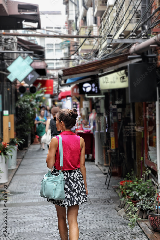 Naklejka premium Chinka spaceru w ulicy handlowej w Szanghaju