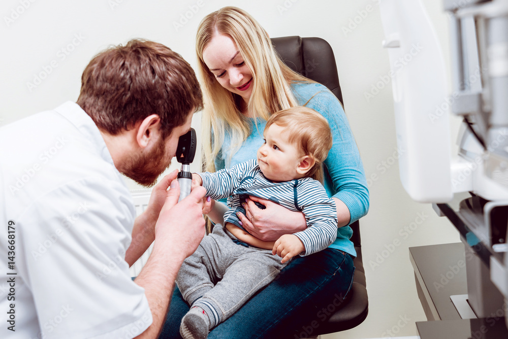 Direct ophthalmoscopy. Retinal examination. Fundoscopy. Child vision