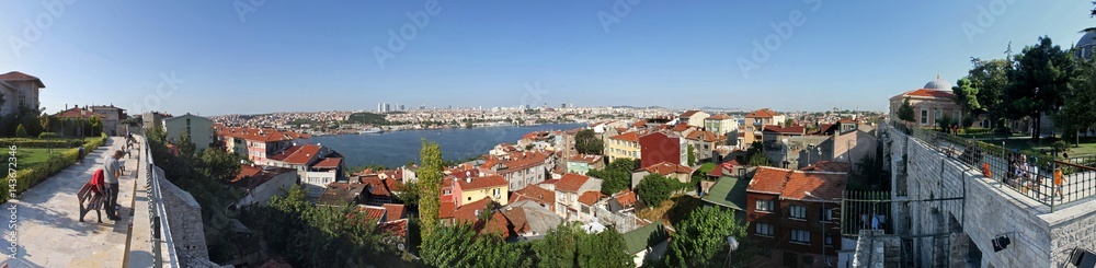 Goldenes Horn mit Stadtteil Kasimpasa, Galata und Bankenviertel im Hintergrund und Fener im Vordergrund. Istanbul, Türkei