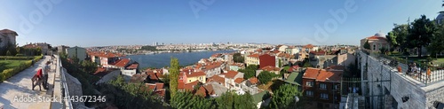 Goldenes Horn mit Stadtteil Kasimpasa, Galata und Bankenviertel im Hintergrund und Fener im Vordergrund. Istanbul, Türkei
