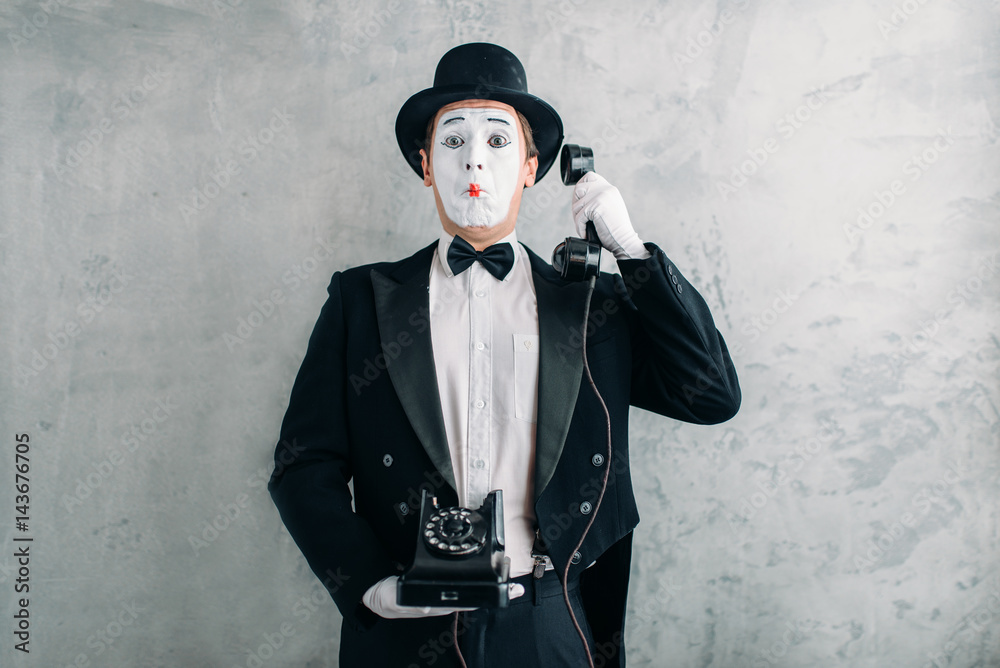 Foto Pantomime actor performing with retro telephone