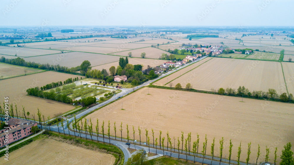 Natura e paesaggio: vista aerea di un campo, campo arato, coltivazione, prato verde, alberi, campagna, agricoltura