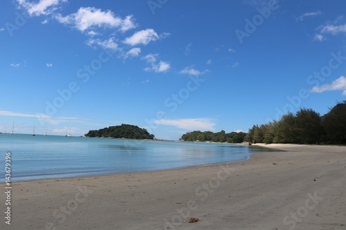 Fototapeta Naklejka Na Ścianę i Meble -   Beach at langkawi  (malaysai) with background of small island and blue sky