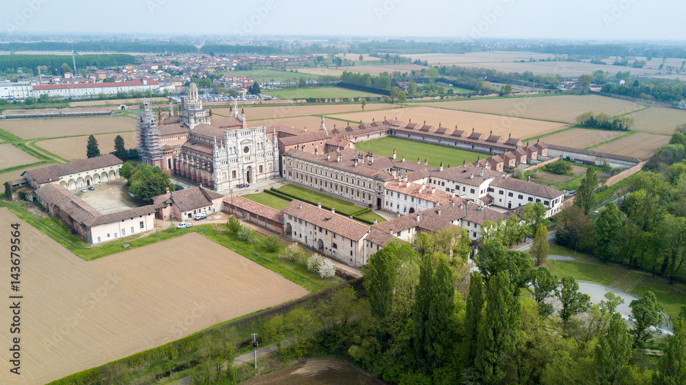 Vista aerea della Certosa di Pavia, costruita alla fine del XIV secolo,  campi e chiostro del monastero e santuario in provincia di Pavia, Lombardia, Italia