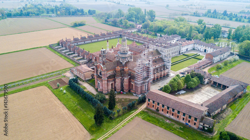 Cuadro en lienzo Vista aerea della Certosa di Pavia, costruita alla fine del XIV secolo,  campi e