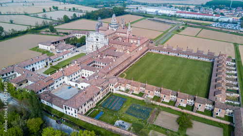 Vista aerea della Certosa di Pavia, costruita alla fine del XIV secolo, campi e chiostro del monastero e santuario in provincia di Pavia, Lombardia, Italia