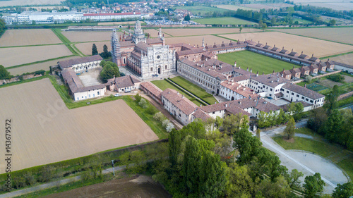 Vista aerea della Certosa di Pavia, costruita alla fine del XIV secolo, campi e chiostro del monastero e santuario in provincia di Pavia, Lombardia, Italia