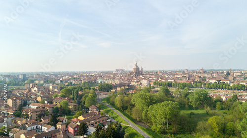 Vista aerea di Pavia e del fiume Ticino, vista del Duomo di Pavia, Ponte Coperto e del Castello Visconteo. Lombardia, Italia © Naeblys