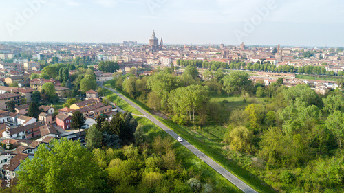 Vista aerea di Pavia e del fiume Ticino, vista del Duomo di Pavia, Ponte Coperto e del Castello Visconteo. Lombardia, Italia