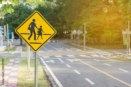Canvas-taulu Students crossing ahead sign