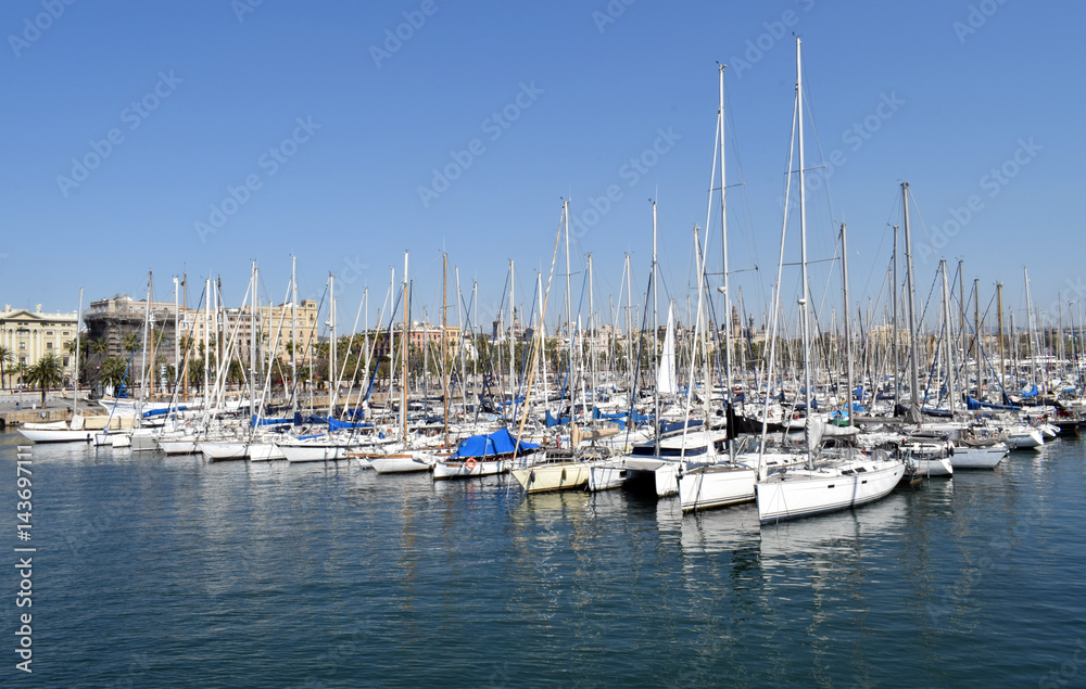 Barcos veleros y yates en puerto Barcelona