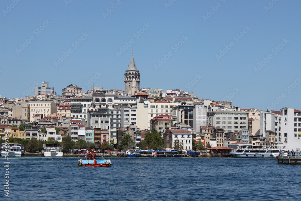 Goldenes Horn mit Booten und Stadtteil Kasimpasa und Galata Turm im Hintergrund, Istanbul, Türkei