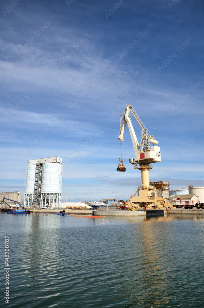 Obraz premium Sea trading port activities