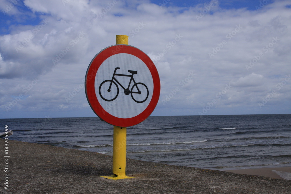 Zakaz jazdy rowerem, nad morzem - obrazy, fototapety, plakaty 