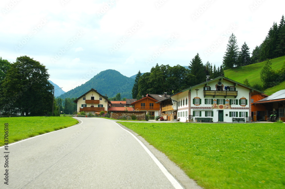 Die Jachenau, eine langgezogene Landschaft am Rande der bayrischen Alpen
