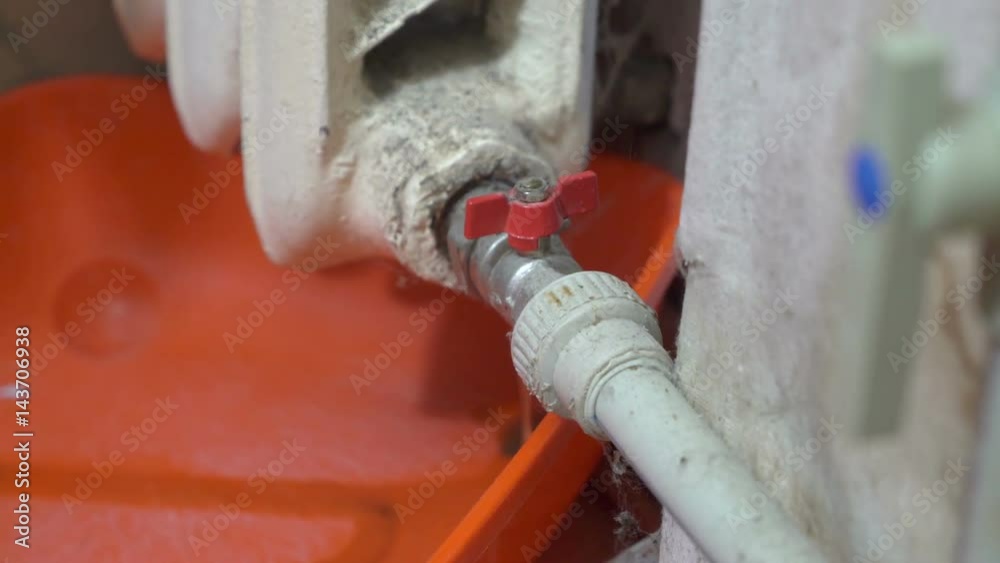 Video „Replacing of old cast iron radiator with new. Draining down the